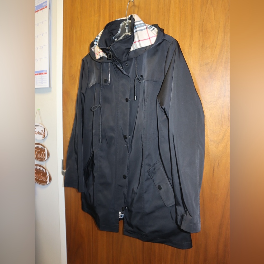Elegant Black Hooded Trench Coat - Picture 2 of 4